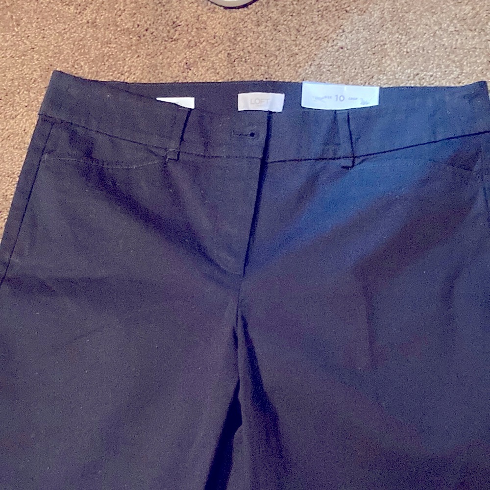 LOFT. BLACK CROP PANTS. TWO FRONT POCKETS. SIZE 10. NWT